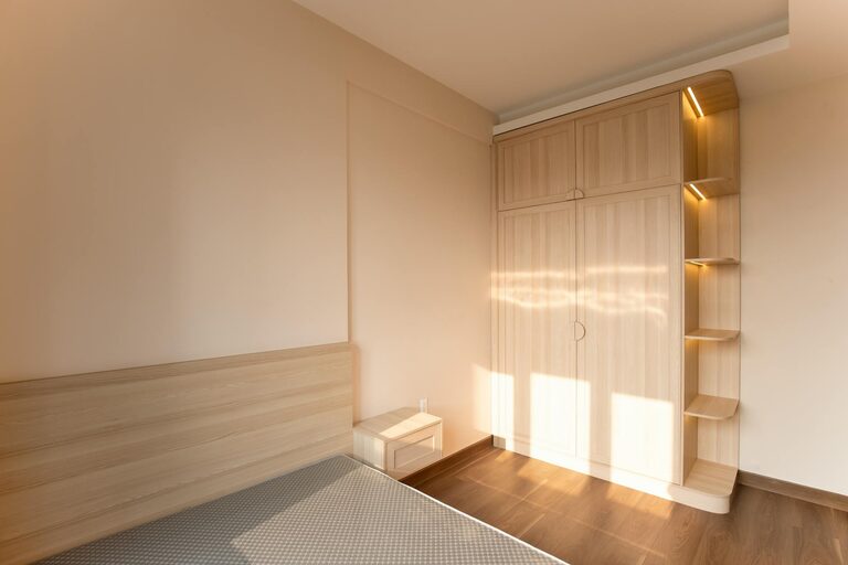 Jak skutecznie organizować przestrzeń w małym mieszkaniu, aby zwiększyć komfort życia